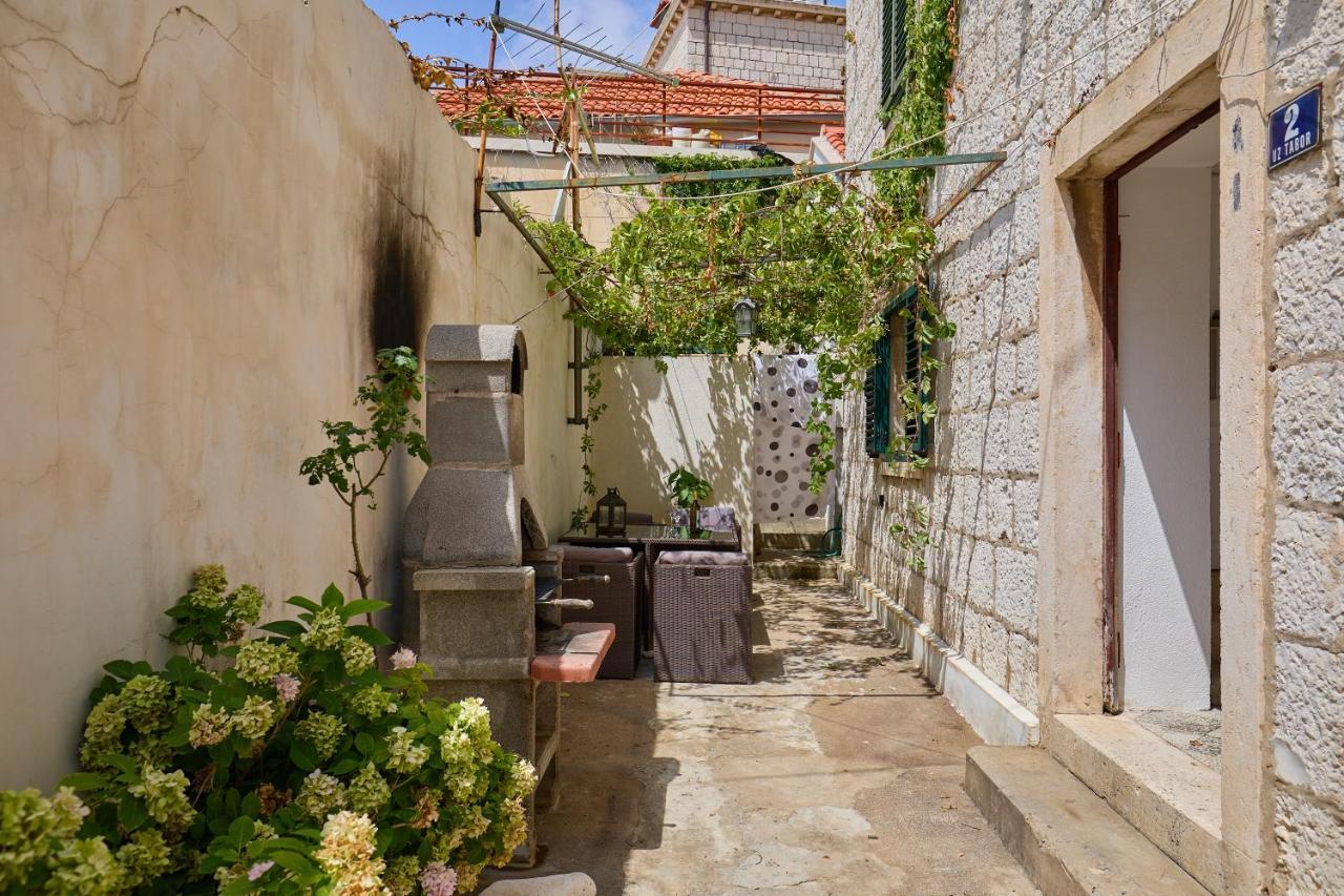 Just A Step To The Old City Gates Dubrovnik Extérieur photo